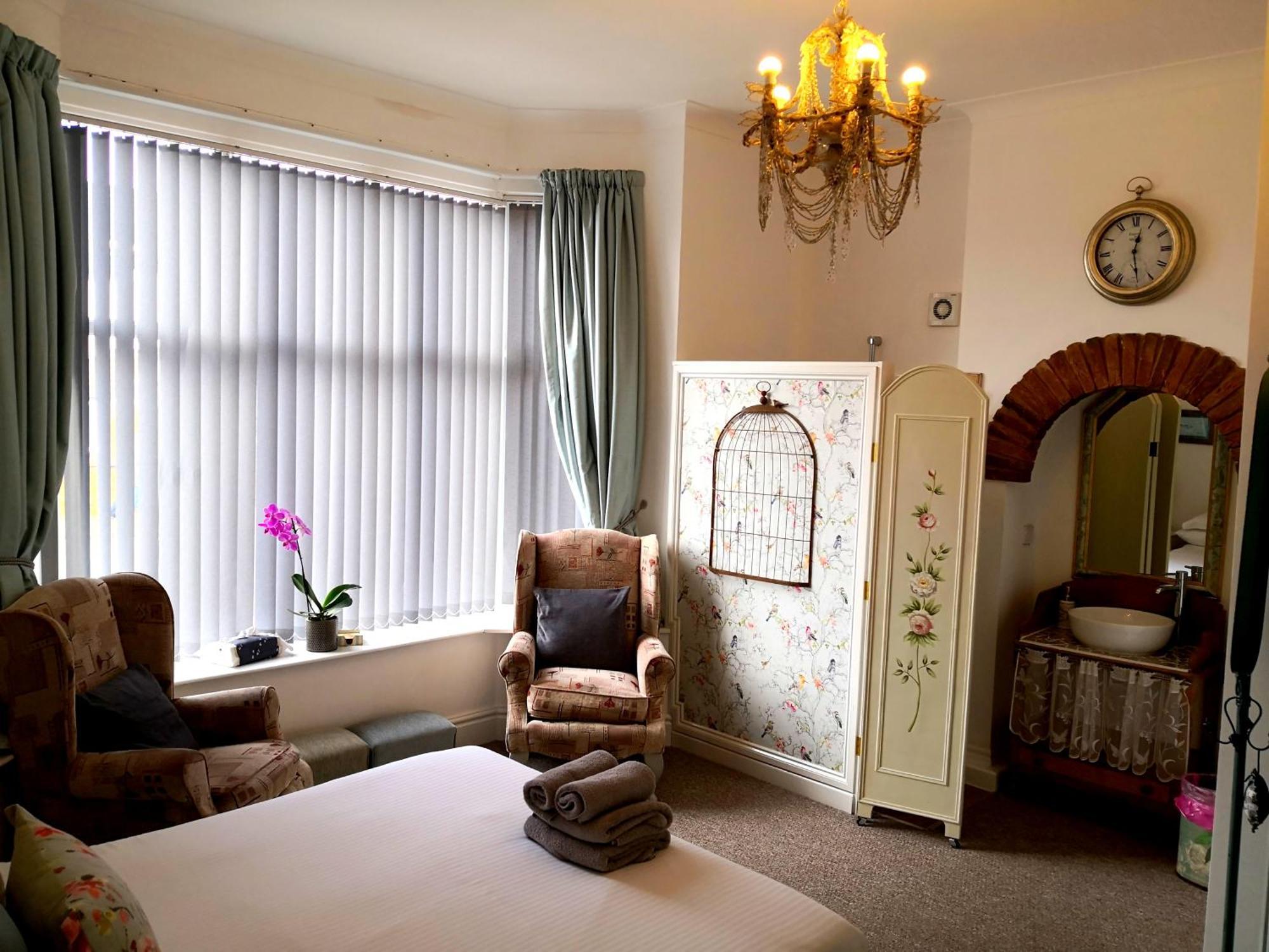 Sunset Guest House Hunstanton Exterior foto A bedroom at the Old Vicarage