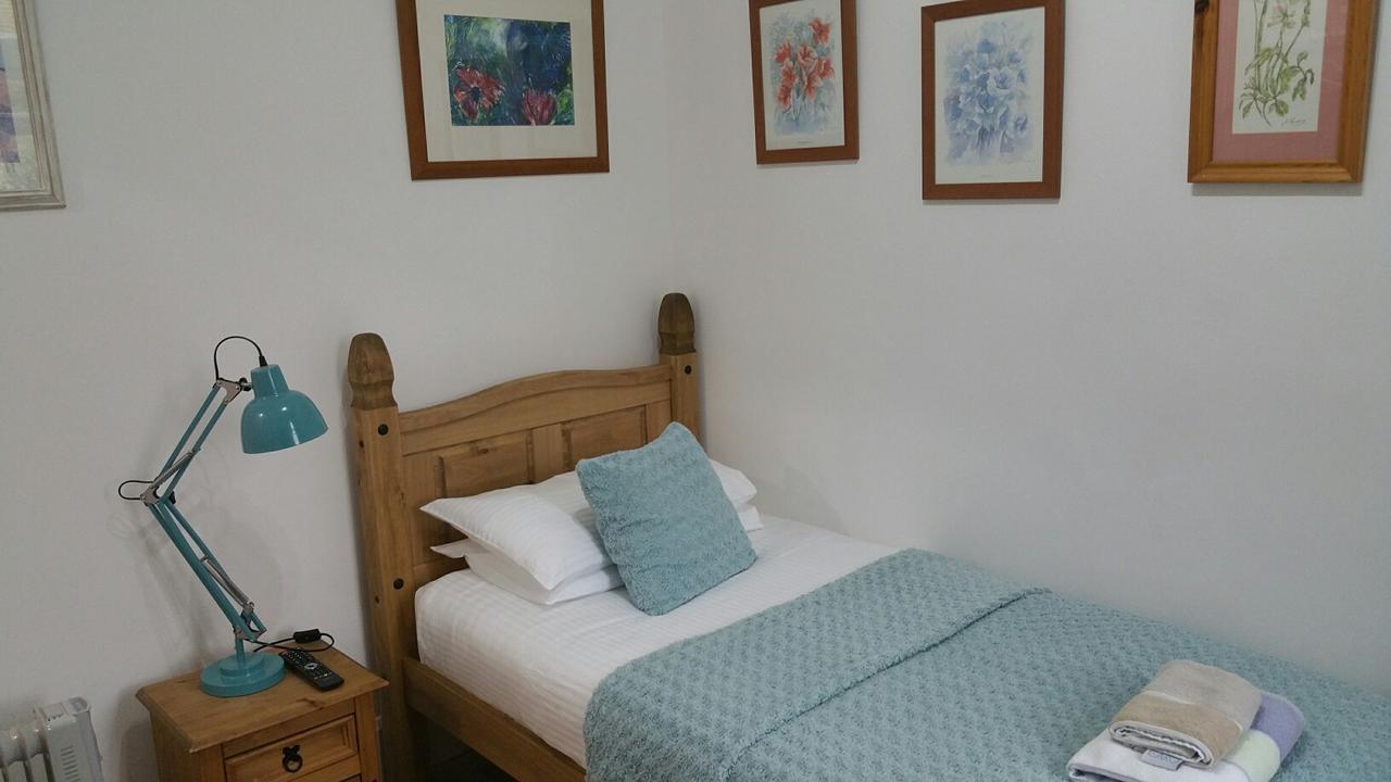 Sunset Guest House Hunstanton Exterior foto A bedroom at the Old School House